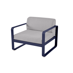Sessel Bellevie von Fermob mit Stoff in Flannelgrau und Gestell in Abyssblau