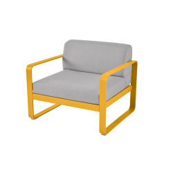Sessel Bellevie von Fermob mit Stoff in Flannelgrau und Gestell in Honig