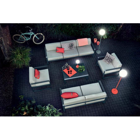 Sessel Bellevie von Fermob mit Stoff in Flannelgrau und im Außenbereich