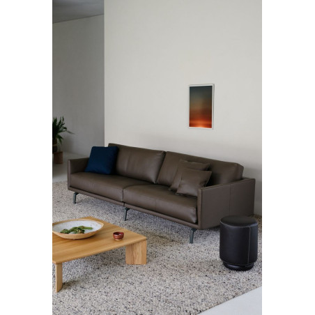 Sofa Bellice von Leolux Wohndesign Berlin Leder schmale Armlehnen mit Tisch Eiche