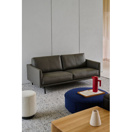 Sofa Bellice von Leolux Wohndesign Berlin schmale Armlehnen mit rundem Hocker