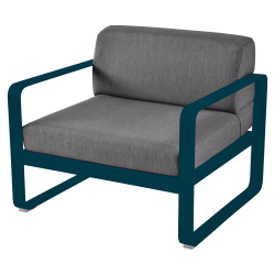 Sessel Bellevie von Fermob mit Stoff in Graphitgrau und Gestell in Acapulcoblau