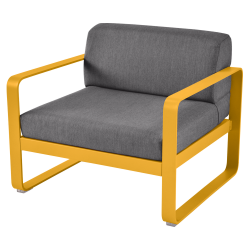 Sessel Bellevie von Fermob mit Stoff in Graphitgrau und Gestell in Honig