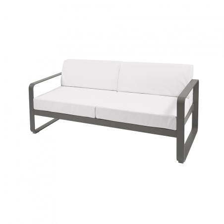 Sofa Bellevie von Fermob mit Stoff in Weißgrau und Gestell in Rosmarin