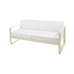 Sofa Bellevie von Fermob mit Stoff in Weißgrau und Gestell in Lindgrün