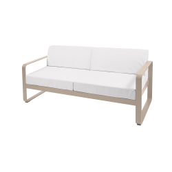 Sofa Bellevie von Fermob mit Stoff in Weißgrau und Gestell in Muskat