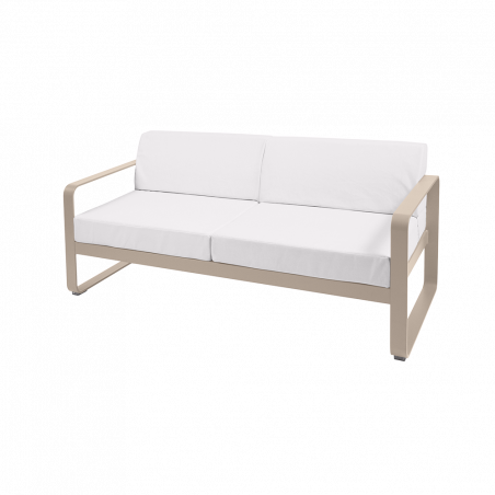 Sofa Bellevie von Fermob mit Stoff in Weißgrau und Gestell in Muskat