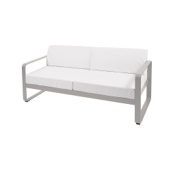 Sofa Bellevie von Fermob mit Stoff in Weißgrau und Gestell in Metallgrau