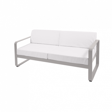 Sofa Bellevie von Fermob mit Stoff in Weißgrau und Gestell in Metallgrau