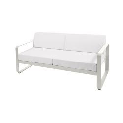 Sofa Bellevie von Fermob mit Stoff in Weißgrau und Gestell in Lehmgrau