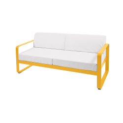 Sofa Bellevie von Fermob mit Stoff in Weißgrau und Gestell in Honig