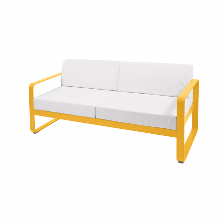 Sofa Bellevie von Fermob mit Stoff in Weißgrau und Gestell in Honig