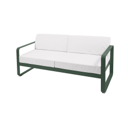 Sofa Bellevie von Fermob mit Stoff in Weißgrau und Gestell in Zederngrün