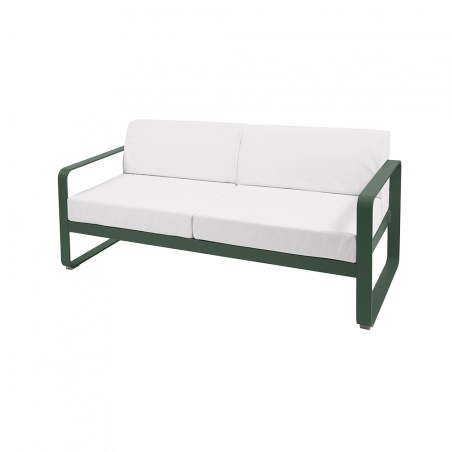 Sofa Bellevie von Fermob mit Stoff in Weißgrau und Gestell in Zederngrün