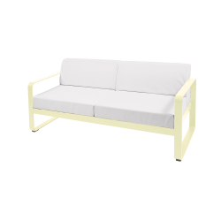 Sofa Bellevie von Fermob mit Stoff in Weißgrau und Gestell in Zitronensorbet