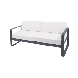 Sofa Bellevie von Fermob mit Stoff in Weißgrau und Gestell in Anthrazit