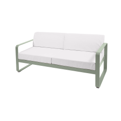 Sofa Bellevie von Fermob mit Stoff in Weißgrau und Gestell in Kaktus