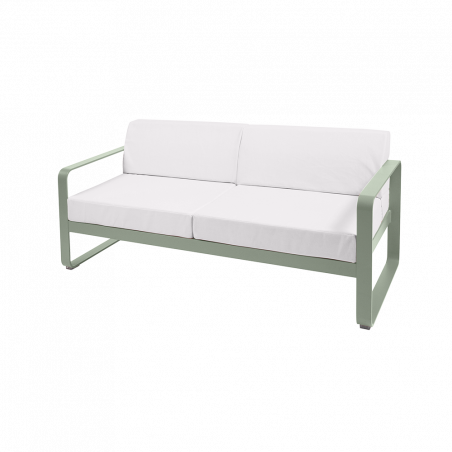 Sofa Bellevie von Fermob mit Stoff in Weißgrau und Gestell in Kaktus