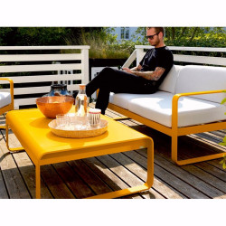 Sofa Bellevie von Fermob mit Stoff in Weißgrau im Außenbereich