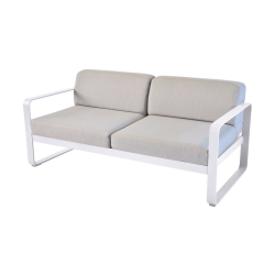 Sofa Bellevie mit abnehmbarem Polster aus mittelgrauem Stoff von Fermob und Gestell in Baumwollweiß