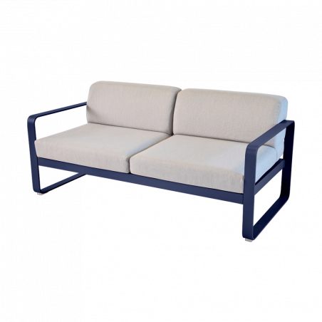 Sofa Bellevie mit abnehmbarem Polster aus mittelgrauem Stoff von Fermob und Gestell in Abyssblau