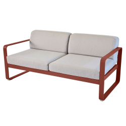 Sofa Bellevie mit abnehmbarem Polster aus mittelgrauem Stoff von Fermob und Gestell in Ocker