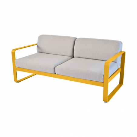 Sofa Bellevie mit abnehmbarem Polster aus mittelgrauem Stoff von Fermob und Gestell in Honig