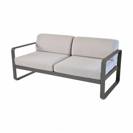 Sofa Bellevie mit abnehmbarem Polster aus mittelgrauem Stoff von Fermob und Gestell in Rosmarin