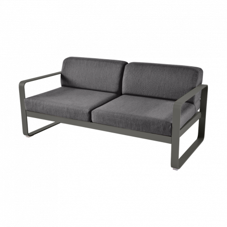 Sofa Bellevie von Fermob mit Stoff in Graphitgrau und Gestell in Rosmarin