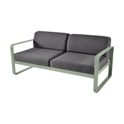 Sofa Bellevie von Fermob mit Stoff in Graphitgrau und Gestell in Kaktus