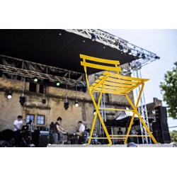 Klappstuhl Bistro aus Metall von Fermob in Honig im Outdoorbereich