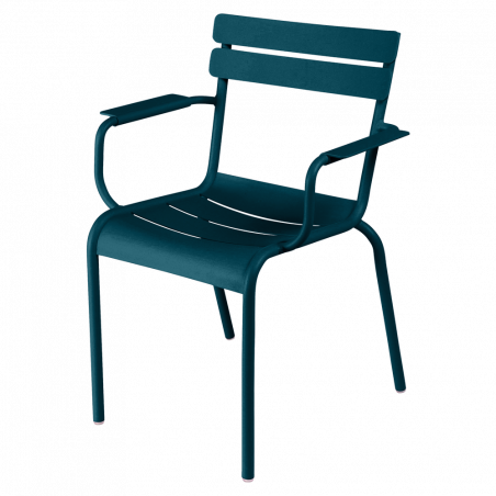 Stapelbarer Stuhl mit Armlehne Luxembourg aus Aluminium von Fermob in Acapulcoblau