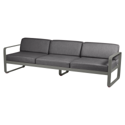 Sofa Bellevie von Fermob mit Stoff in Graphitgrau und Gestell in Rosmarin