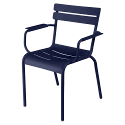 Stapelbarer Stuhl mit Armlehne Luxembourg aus Aluminium von Fermob in Abyssblau