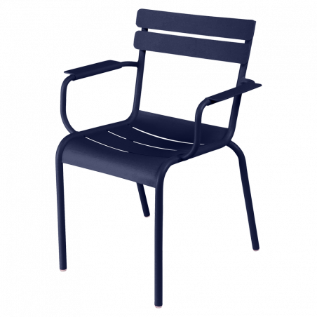 Stapelbarer Stuhl mit Armlehne Luxembourg aus Aluminium von Fermob in Abyssblau