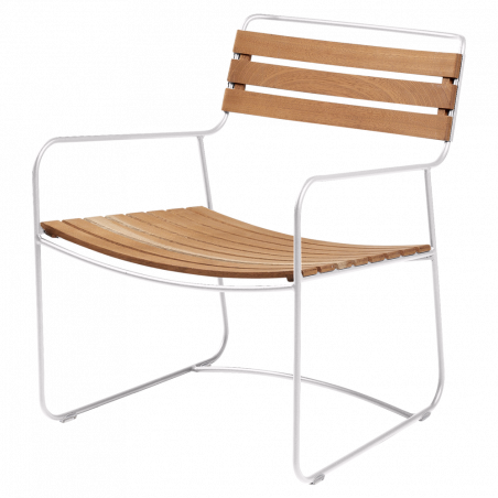 Metall Sessel Surprising mit Holzlattung aus Teak von Fermob und Gestell in Baumwollweiß