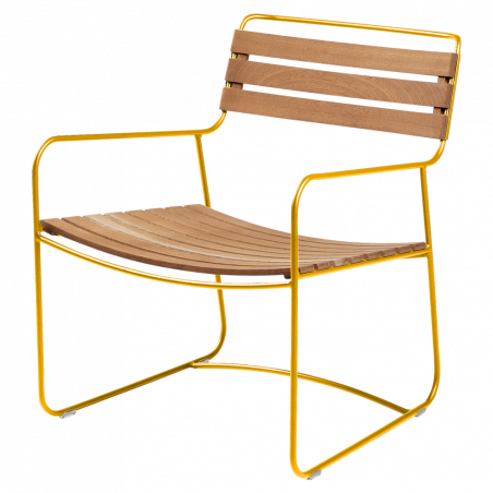 Metall Sessel Surprising mit Holzlattung aus Teak von Fermob und Gestell in Honig