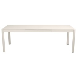 Ausziehbarer Tisch Ribambelle von Fermob von 149cm auf 234cm erweiterbar in Lehmgrau
