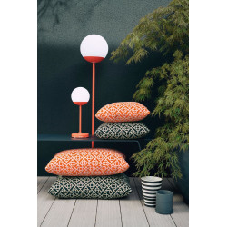 Akku Stehleuchte Mooon! in zwei Größen von Fermob im Außenbereich