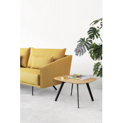 Couchtisch Solapa von Stua in Eiche furniert mit Sofa Costura von Stua in der Ansicht