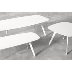 Arrangement der Couchtische Solapa von Stua in der Ausführung weiß lackiert