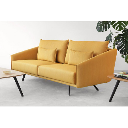 Sofa Costura von Stua mit Couchtisch Solapa von Stua im Innenbereich