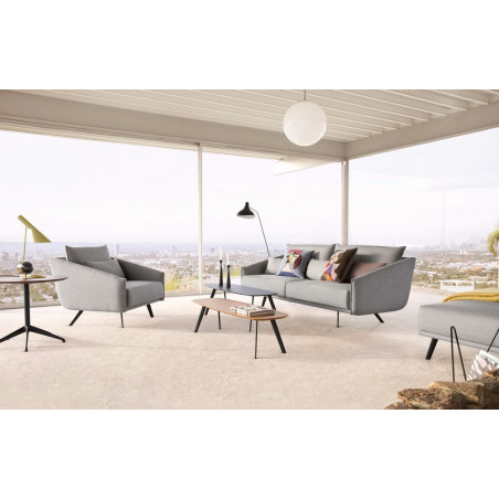 Sofa Costura und Sessel Costura von Stua mit Tisch Solapa von Stua im Innenbereich