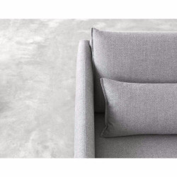 Detailaufnahme der Armlehne des Sofa Costura von Stua