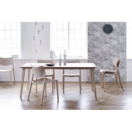 Holztisch Lau von Stua mit Stuhl Laclasica von Stua