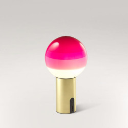 tragbare Tischleuchte mit Akku Dipping Light von Marset in rosa-roten Abstufungen