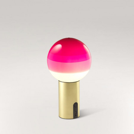tragbare Tischleuchte mit Akku Dipping Light von Marset in rosa-roten Abstufungen