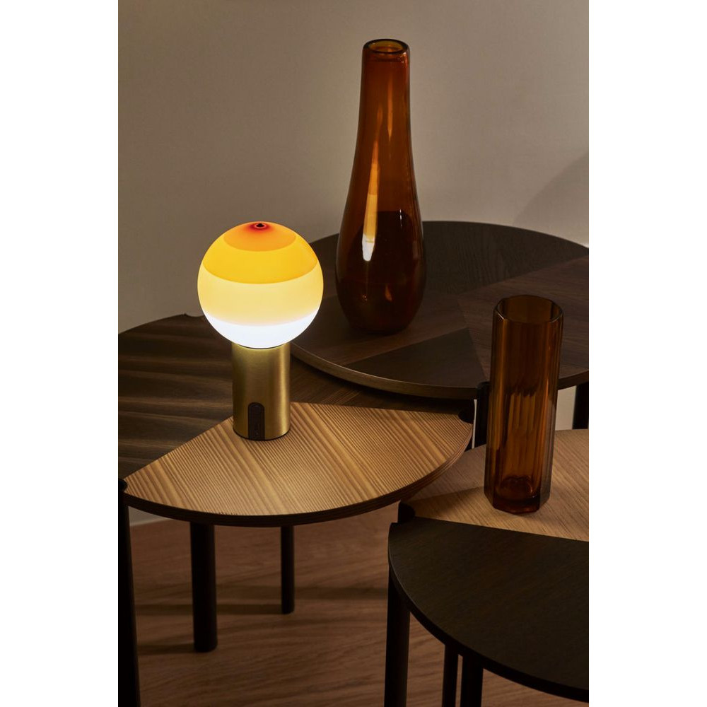 tragbare Tischleuchte mit Akku Dipping Light von Marset im Innenbereich