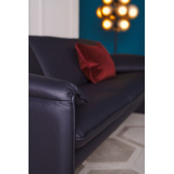 seitliche Aufnahme des Sofas Bora Bora von Leolux, mit rotem Kissen