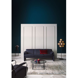 Sofa Bora Bora von Leolux in blau vor weißem Schrank